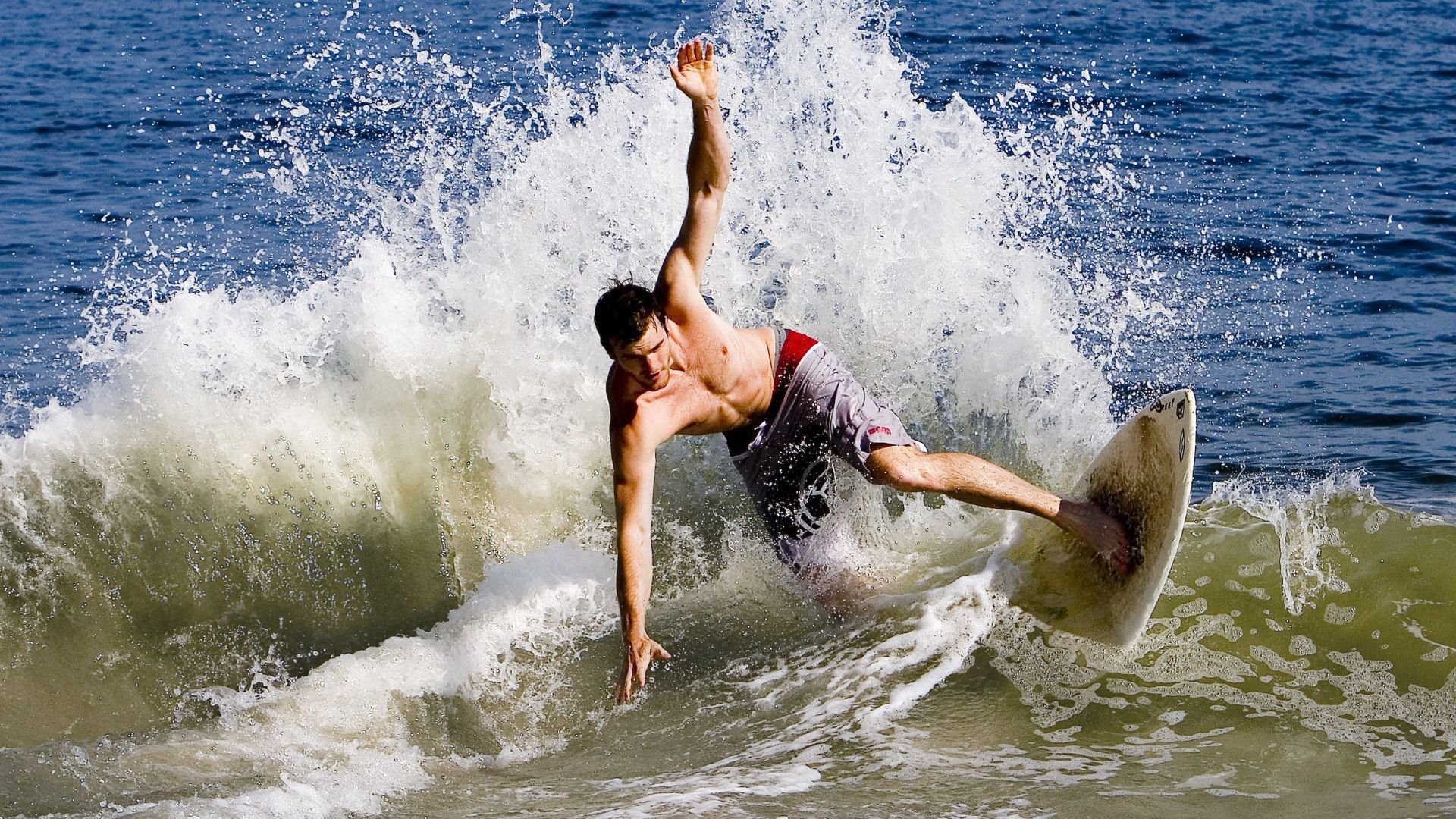 勇士压哨战胜快船，东部决赛中库里连续抢断建功，勇士对快船库里半场压哨